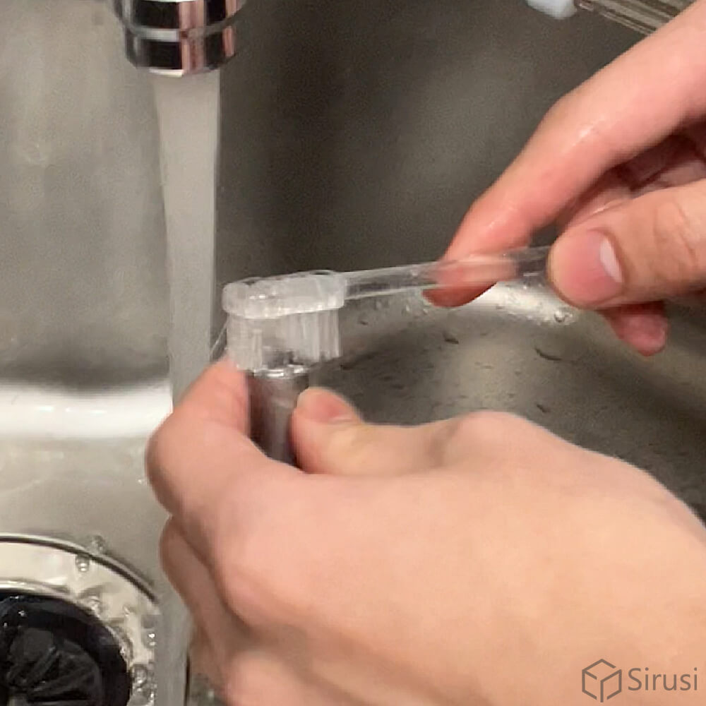 チタンを水洗いしている様子